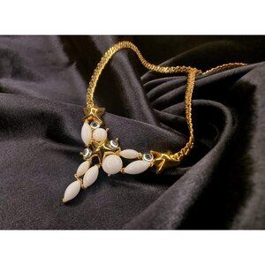 Rare Find Vintage TRIFARI Signed White Milk Glass God Tone Moonglow Pendant Neck